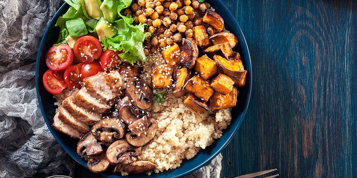gesunder-foodtrend-quinoa-bowl-mit-haehnchenbrustfilet